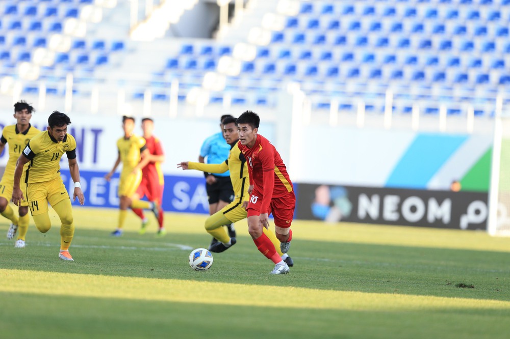 TRỰC TIẾP U23 Việt Nam 0-0 U23 Malaysia: U23 Malaysia chơi phòng ngự quyết liệt - Ảnh 1.