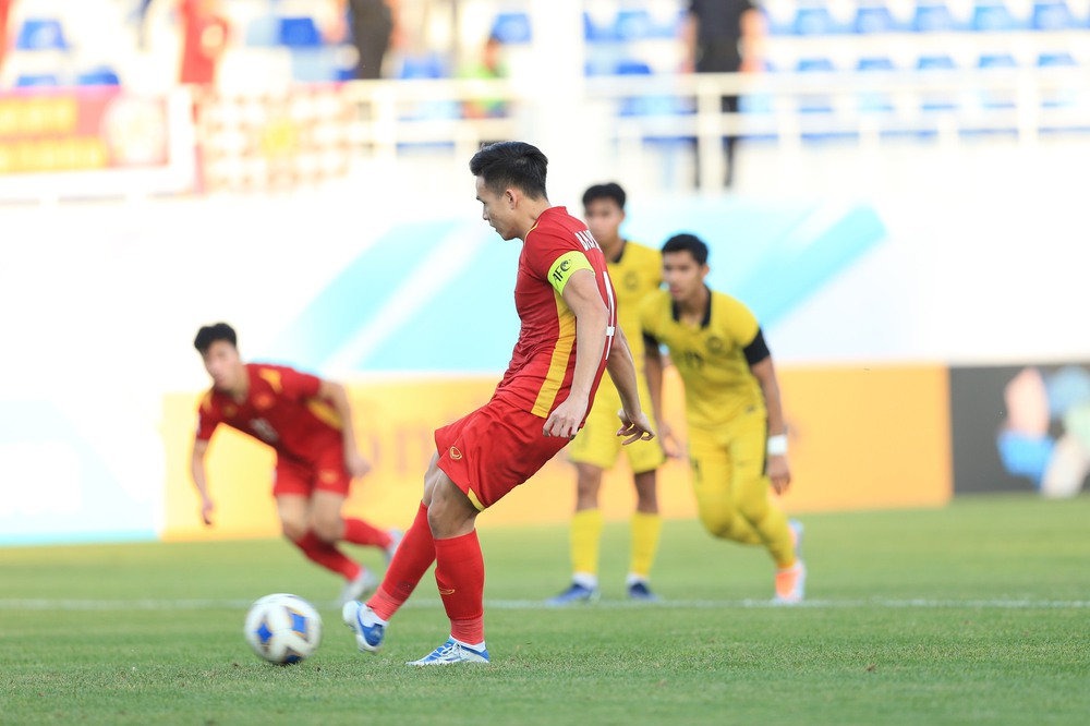 “Lính bầu Đức” toả sáng bất ngờ, U23 Việt Nam nối gót U23 Hàn Quốc vào tứ kết giải châu Á - Ảnh 2.