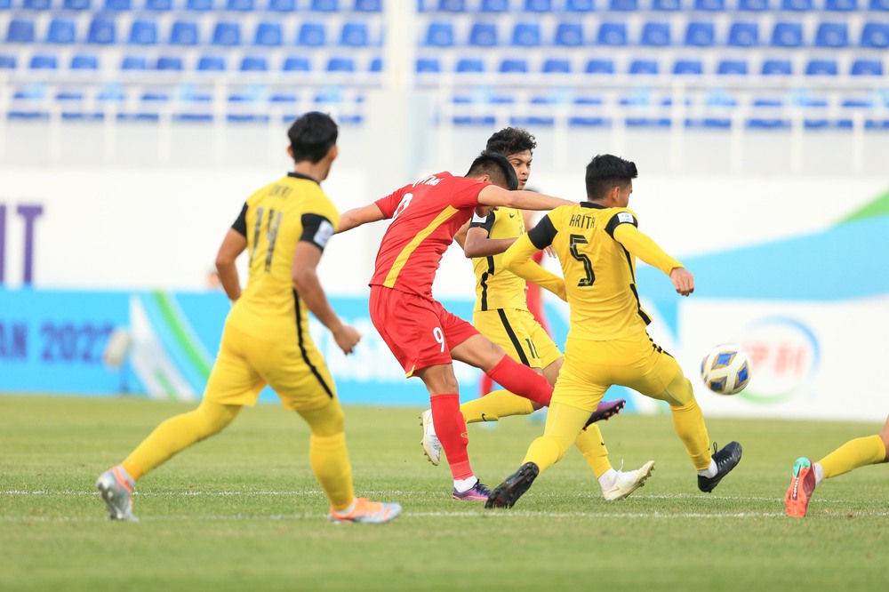 TRỰC TIẾP U23 Việt Nam dẫn U23 Malaysia 2-0; U23 Thái Lan đứng trước nguy cơ bị loại - Ảnh 1.
