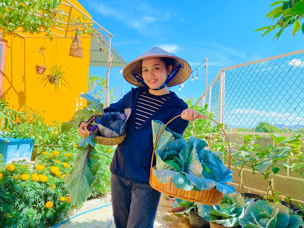 Ngày hai buổi chăm bón, đôi vợ chồng được vườn rau xanh mướt, vừa ăn, vừa ngắm quanh năm - Ảnh 5.