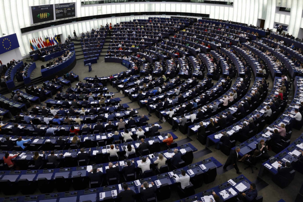 Nghị viện châu Âu bỏ phiếu cấm bán ô tô chạy xăng, dầu từ năm 2035 - Ảnh 1.