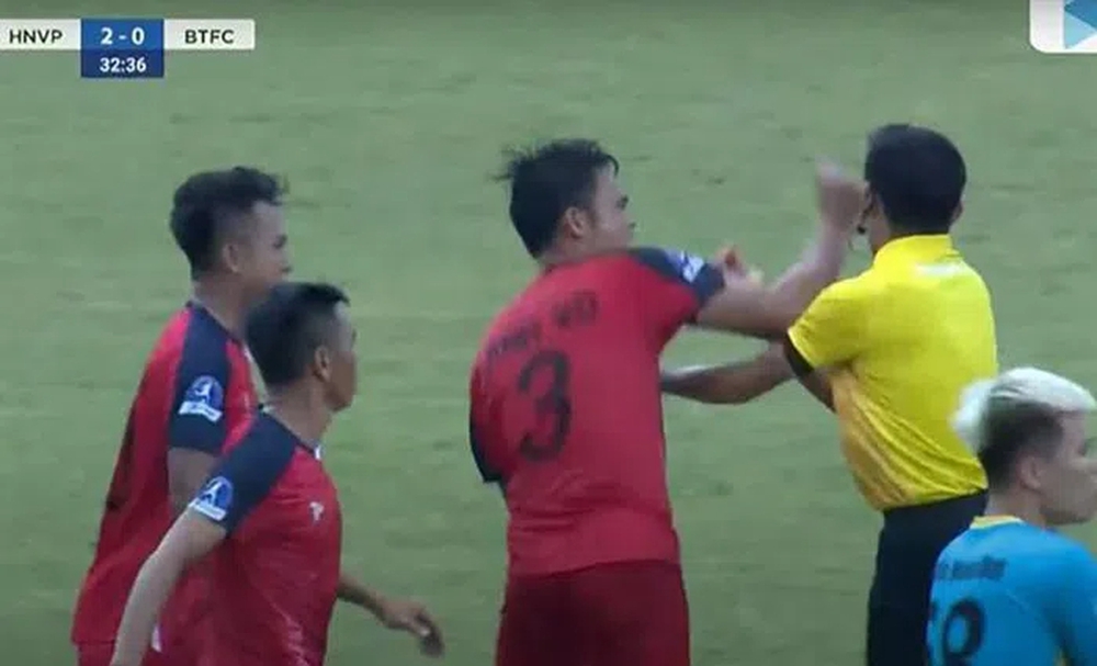 Binh Thuan club issued a very heavy penalty to player Ngo Anh Vu hitting the referee - Photo 1.