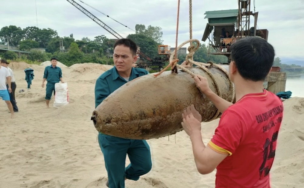 Lặn bắt cá trên sông Lam, đụng phải bom nặng 340kg - Ảnh 1.