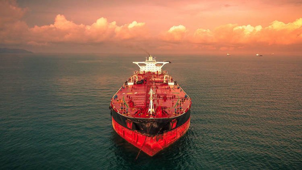 The first supertanker with artificial intelligence to drive itself across the Atlantic Ocean - Photo 1.