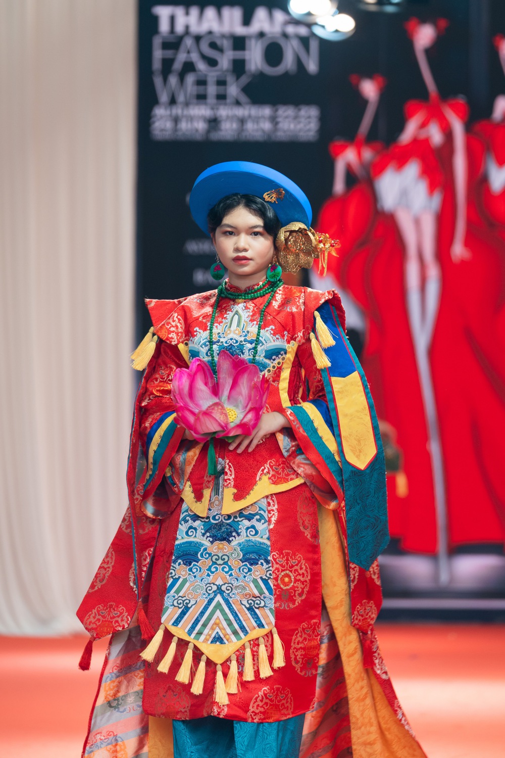 NTK Đắc Ngọc cùng dàn mẫu nhí nổi bật tại sàn diễn thời trang Thái Lan - Ảnh 2.