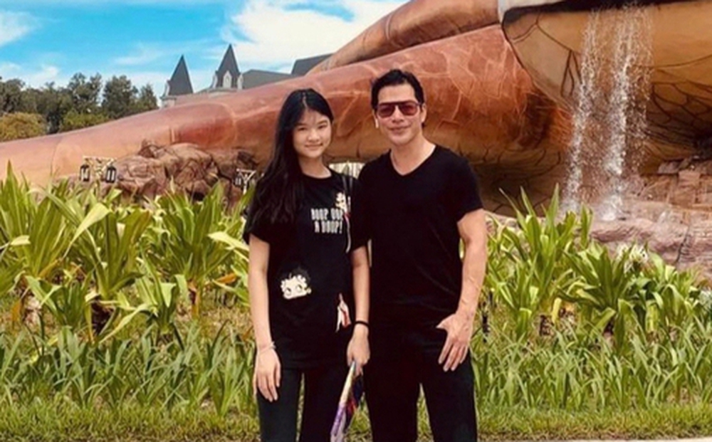 Bảo Tiên nhà Trương Ngọc Ánh khoe chân dài miên man cùng vóc dáng chuẩn siêu mẫu bên bố