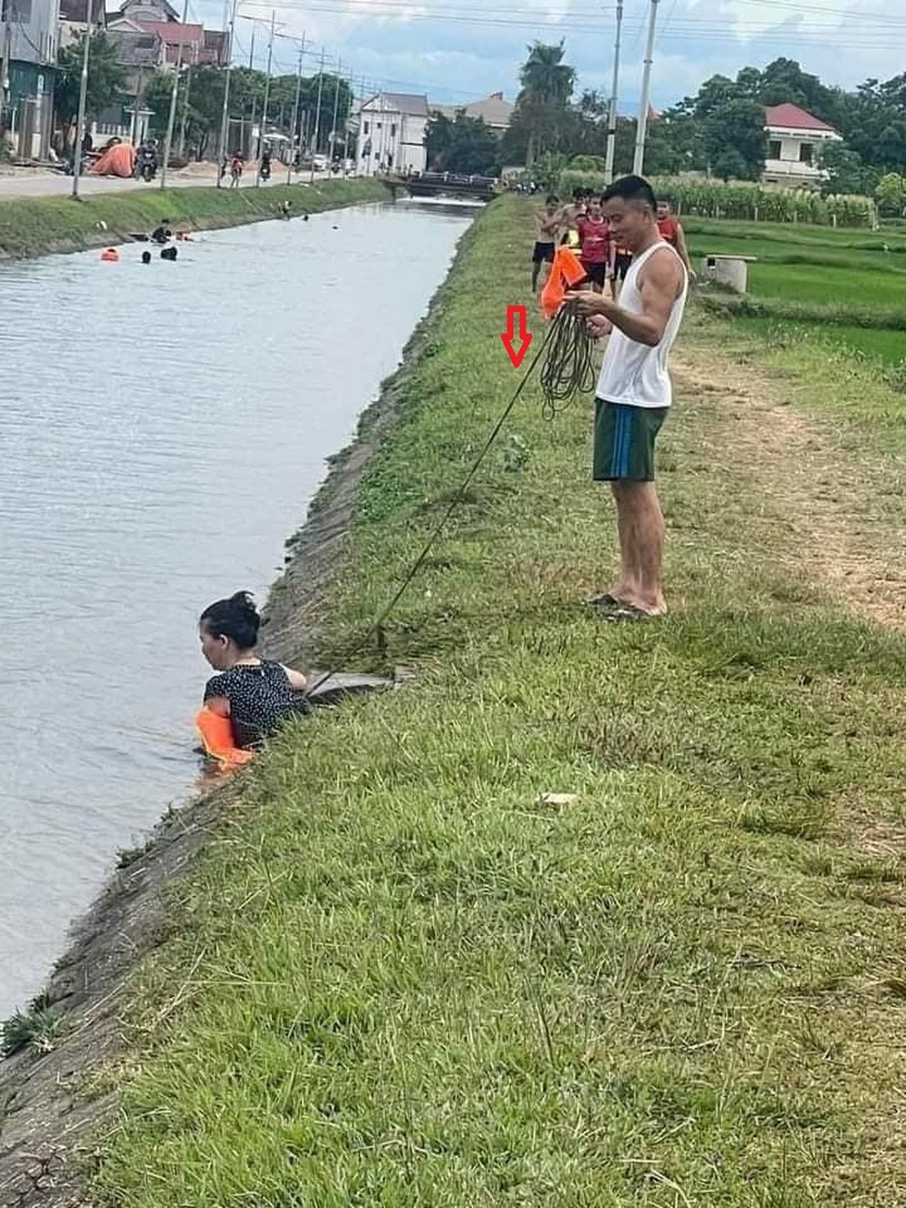 Chồng đưa vợ đi bơi buộc sợi dây dài vô tận chắc khiến dân mạng cười bò - Ảnh 1.