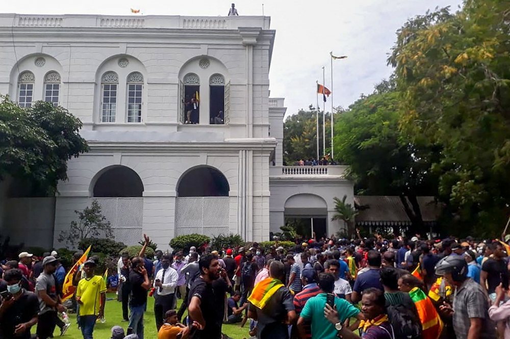 Người biểu tình ở Sri Lanka chiếm tư dinh tổng thống, đốt nhà thủ tướng - Ảnh 5.