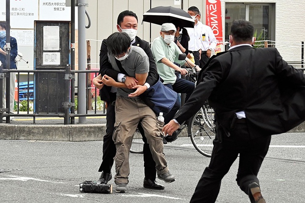 Chuyên gia chỉ ra vấn đề trong đảm bảo an ninh cho ông Shinzo Abe - Ảnh 1.