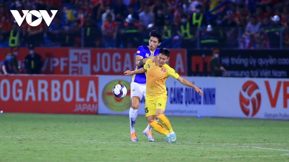 HLV Hà Nội FC xúc động khi Văn Hậu trở lại thi đấu ở V-League - Ảnh 1.