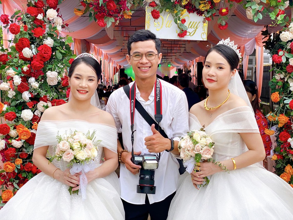 Chị em song sinh lên ‘xe hoa’ cùng ngày ở Quảng Nam: Chuẩn bị đồ cưới lộn xộn nhưng may mắn thành công tốt đẹp! - Ảnh 1.