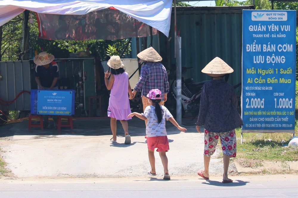 Cơm 2.000 đồng giữa thời bão giá: Đủ dinh dưỡng, bao no, đậm nghĩa tình người dân Đà Nẵng - Ảnh 1.