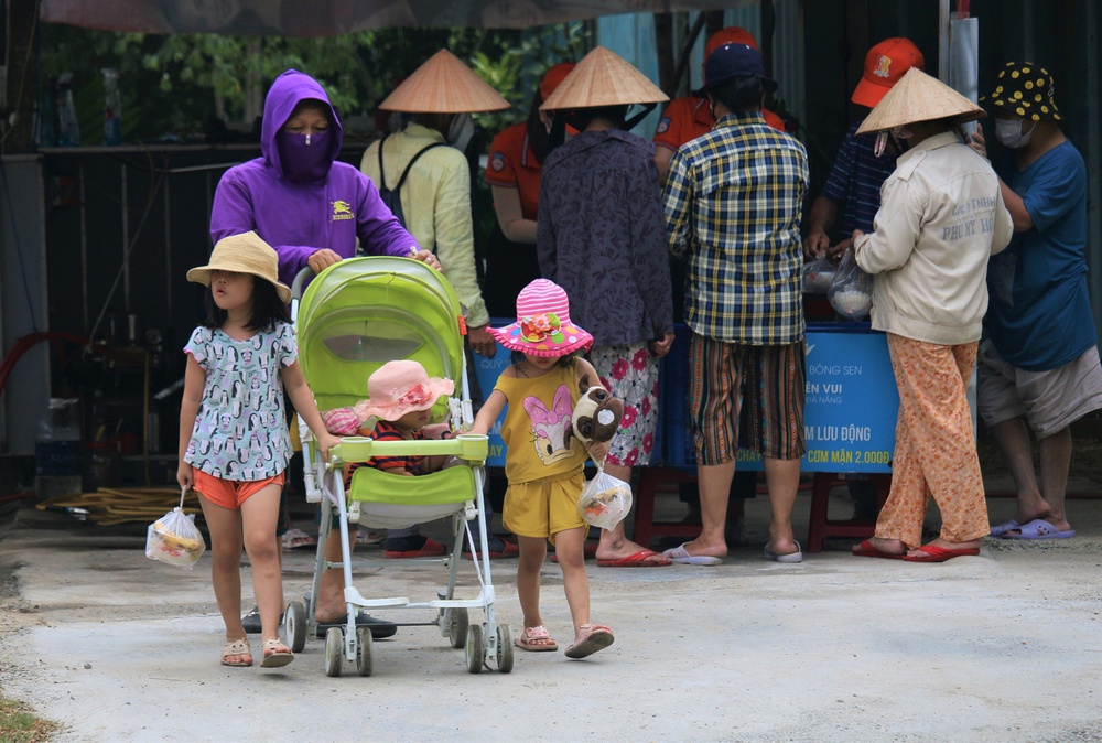 Cơm 2.000 đồng giữa thời bão giá: Đủ dinh dưỡng, bao no, đậm nghĩa tình người dân Đà Nẵng - Ảnh 19.