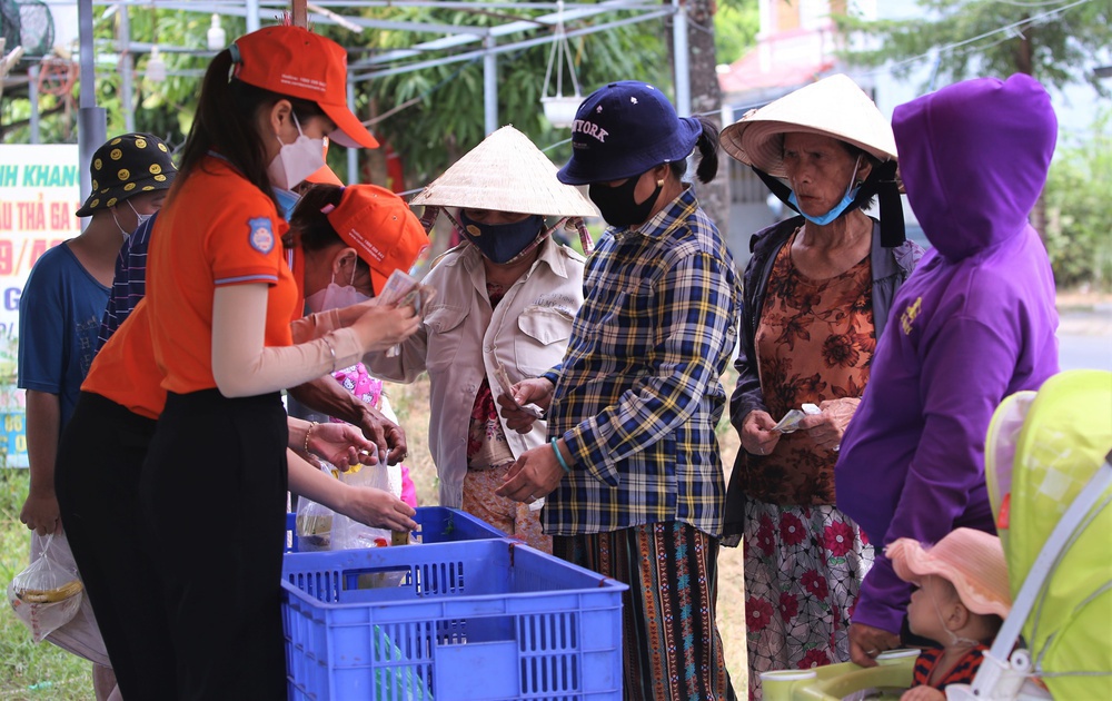 Cơm 2.000 đồng giữa thời bão giá: Đủ dinh dưỡng, bao no, đậm nghĩa tình người dân Đà Nẵng - Ảnh 3.