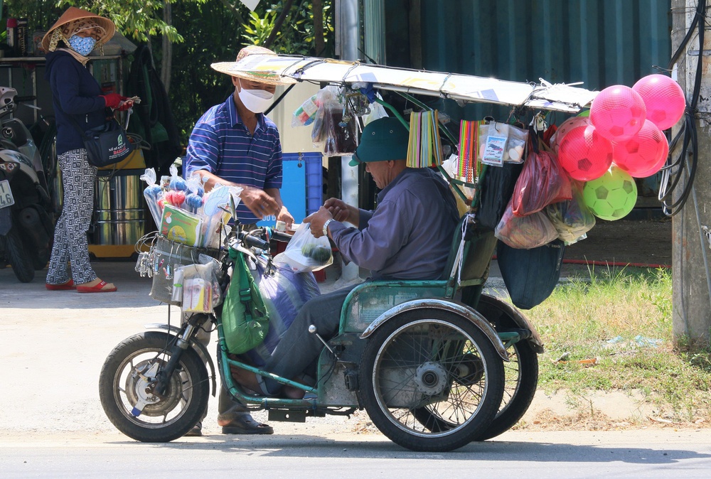 Cơm 2.000 đồng giữa thời bão giá: Đủ dinh dưỡng, bao no, đậm nghĩa tình người dân Đà Nẵng - Ảnh 7.