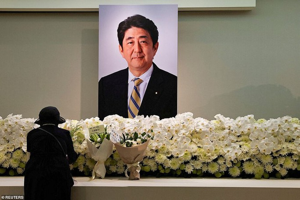 Nước mắt phu nhân Abe Akie trước tang lễ chồng, cố Thủ tướng Abe Shinzo  - Ảnh 3.