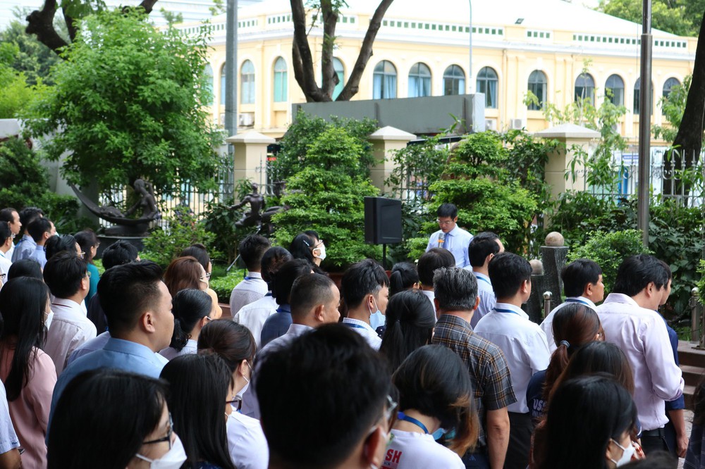 TP.HCM: Đại học KHXH&NV tổ chức hoạt động chào cờ đầu tuần, netizen đồng loạt thả tim - Ảnh 1.