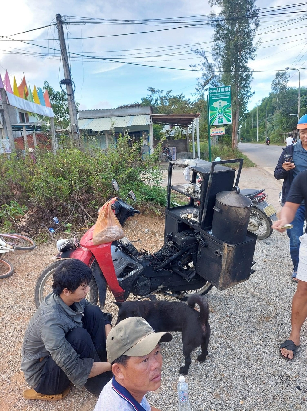 Chàng trai bật khóc bên chiếc xe bán bánh bao bị cháy rụi và tâm sự xót xa của người mẹ - Ảnh 2.