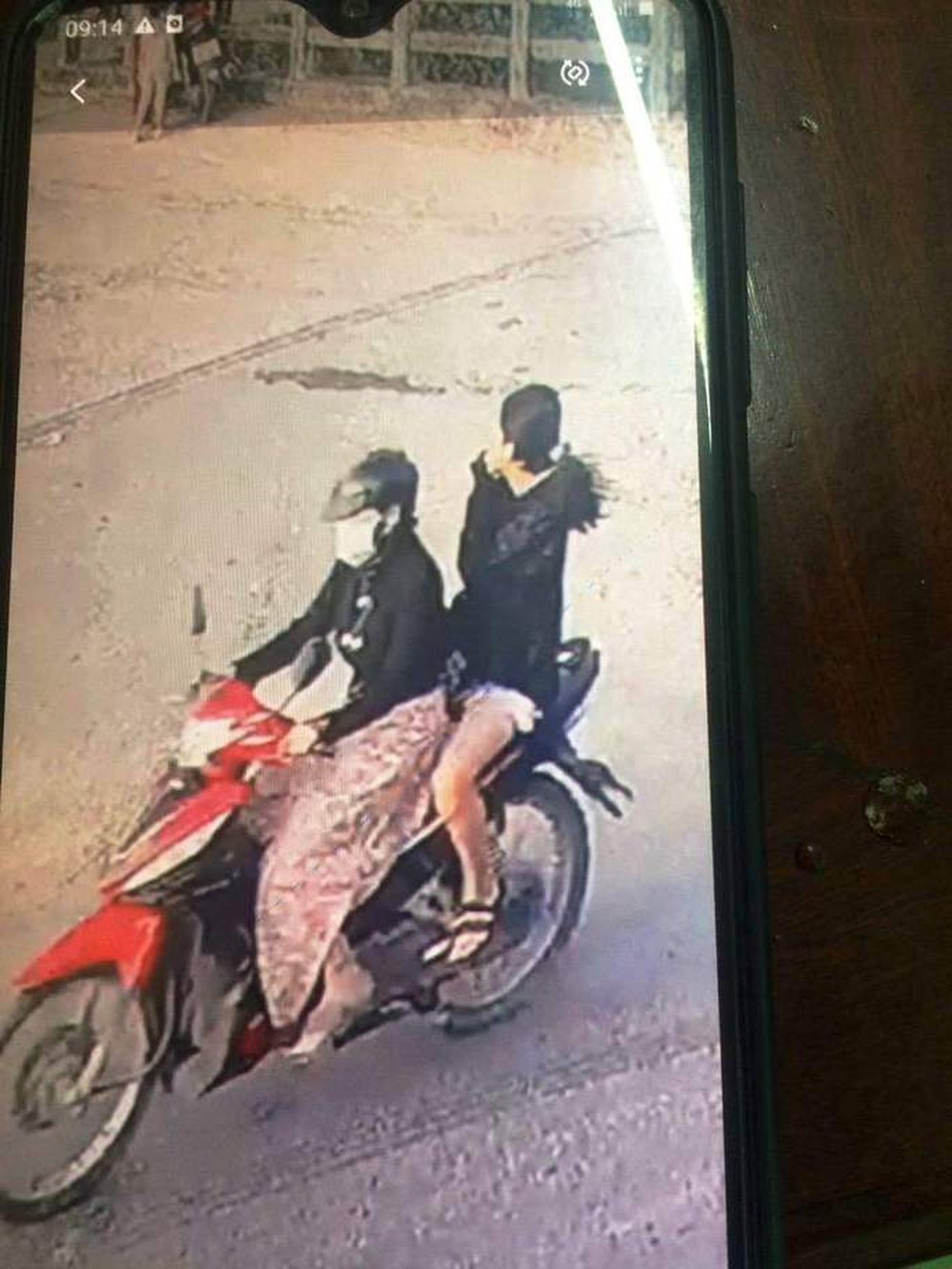 Phú Yên: Đã xác định người phụ nữ bịt mặt vào trường kéo học sinh lên xe chở đi - Ảnh 3.