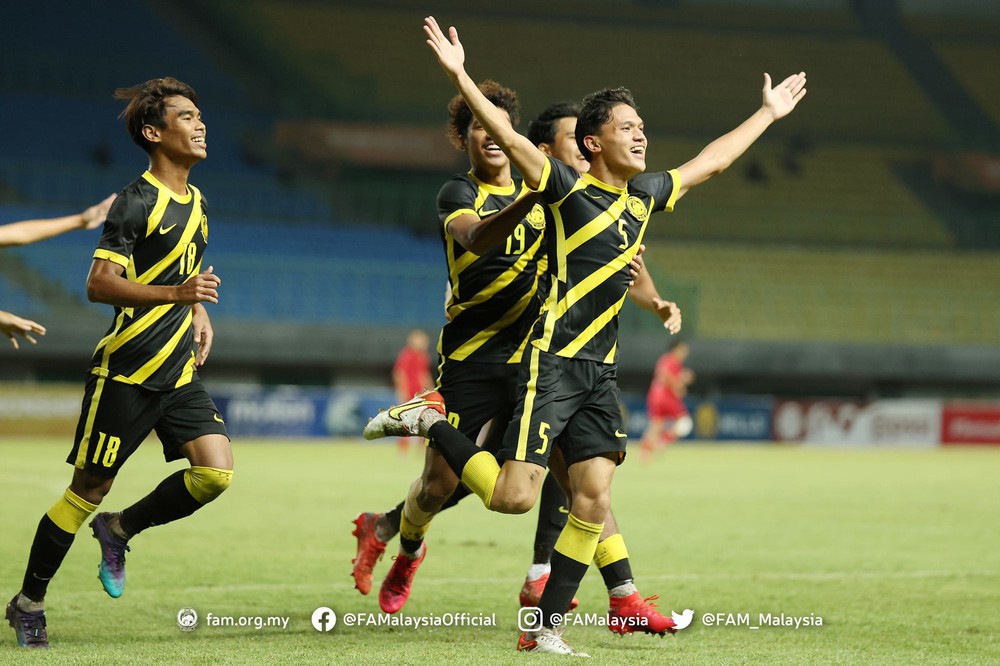 U19 Việt Nam đánh bại U19 Thái Lan trong loạt đá 11m; U19 Lào lỡ cơ hội làm nên lịch sử - Ảnh 2.