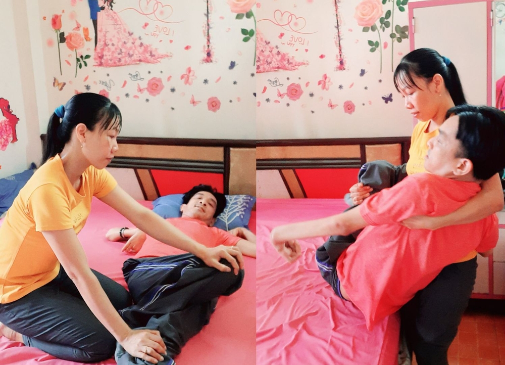 Chị Thơ bế anh Lâm khỏi xe lăn, giúp anh vệ sinh cá nhân, vật lý trị liệu.