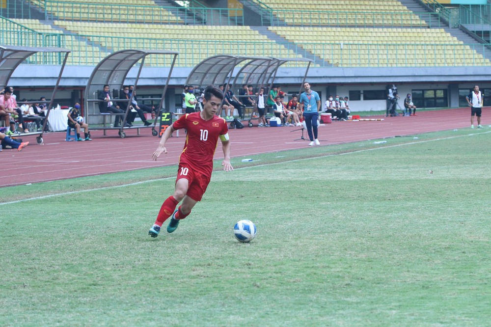 TRỰC TIẾP U19 Việt Nam 1-1 U19 Thái Lan: Quốc Việt lốp bóng tinh tế đem về bàn thắng - Ảnh 1.