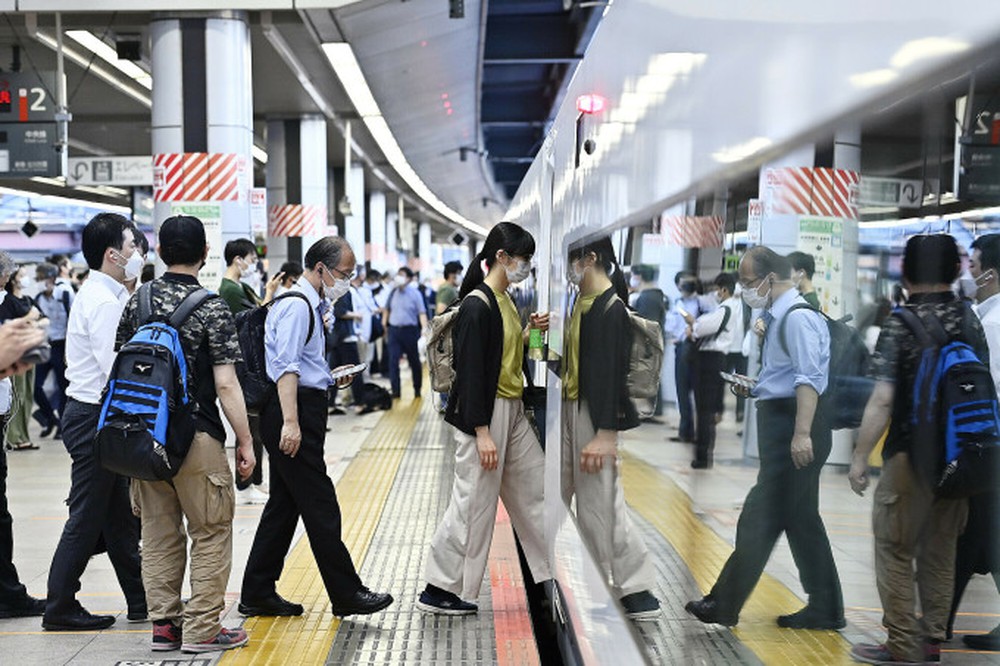 Tokyo đối phó nạn quấy rối tình dục trên tàu điện - Ảnh 1.