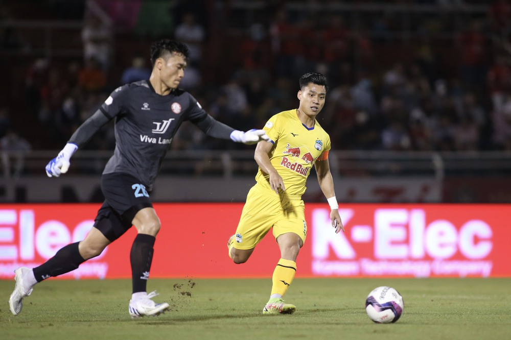 TRỰC TIẾP CLB TP.HCM 0-0 HAGL: Dồn dập tấn công, HAGL vẫn rất nhớ Công Phượng! - Ảnh 1.