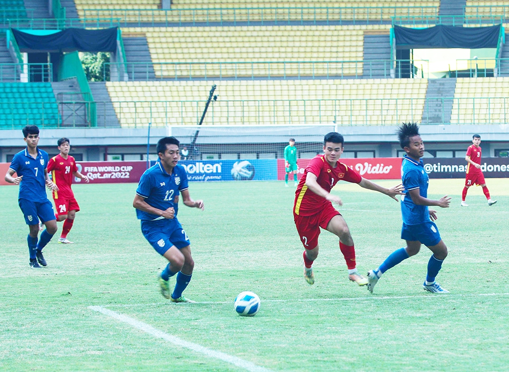 Báo Thái Lan thừa nhận đội nhà thua cay đắng U19 Việt Nam, CĐV ngán ngẩm đòi sa thải HLV - Ảnh 1.