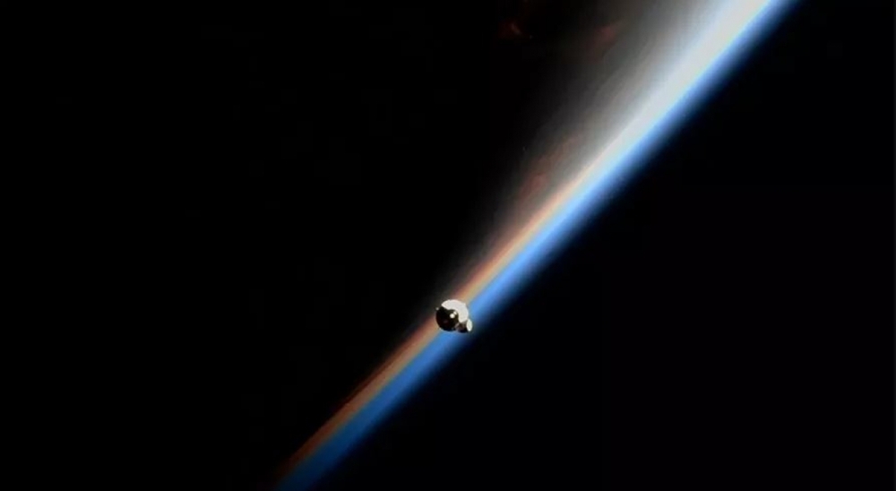 Tàu vũ trụ Dragon của SpaceX ghép nối thành công với Trạm vũ trụ quốc tế - Ảnh 1.