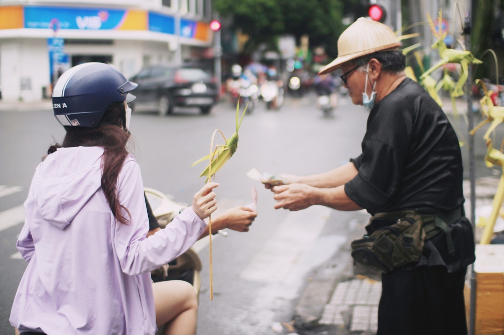 Cào cào lá dừa giữa Sài Gòn: Người bán không vì mưu sinh, chỉ muốn gìn giữ kí ức tuổi thơ - Ảnh 4.