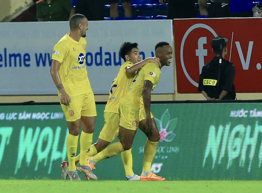 TRỰC TIẾP Nam Định 1-0 Viettel: Sao trẻ của thầy Park đá phản lưới nhà - Ảnh 2.