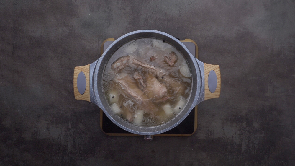 Món ngon cuối tuần: Cách làm sườn cay Thái Lan ăn hoài không chán - Ảnh 1.