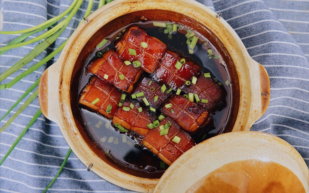 Khám phá nguồn gốc đặc biệt của món thịt kho Đông Pha trứ danh khiến du khách “say đắm” - Ảnh 2.