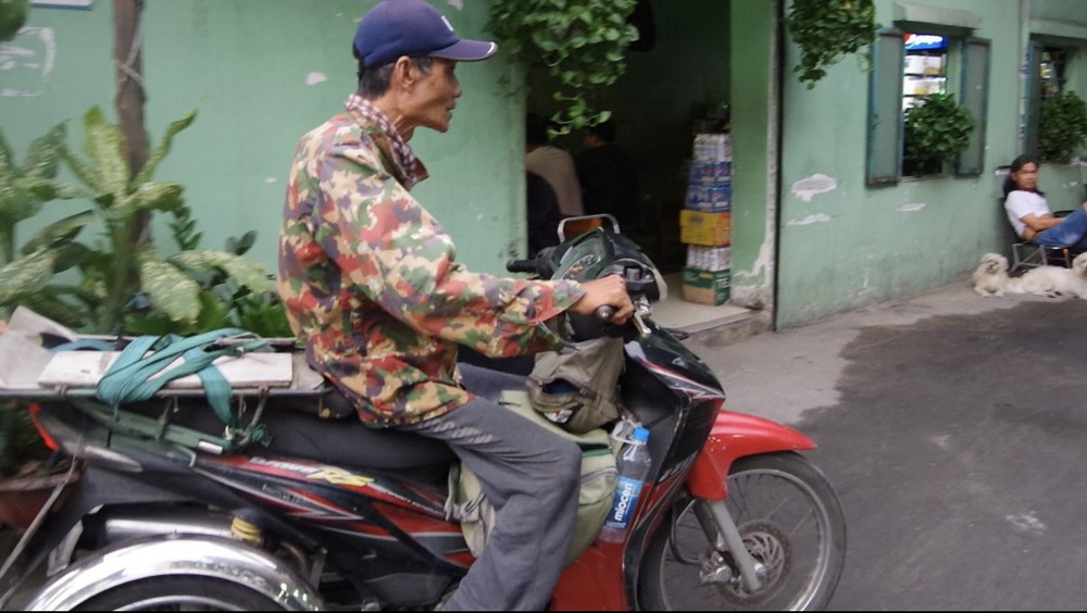 Người đàn ông bị liệt vẫn miệt mài làm shipper ở Sài Gòn: Tôi không muốn vừa tàn vừa phế - Ảnh 3.
