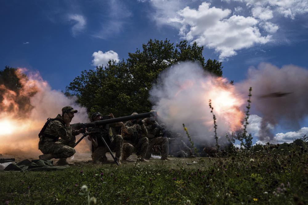 Ukraine phóng nhiều tên lửa HIMARS tấn công cây cầu then chốt ở miền nam - Ảnh 2.