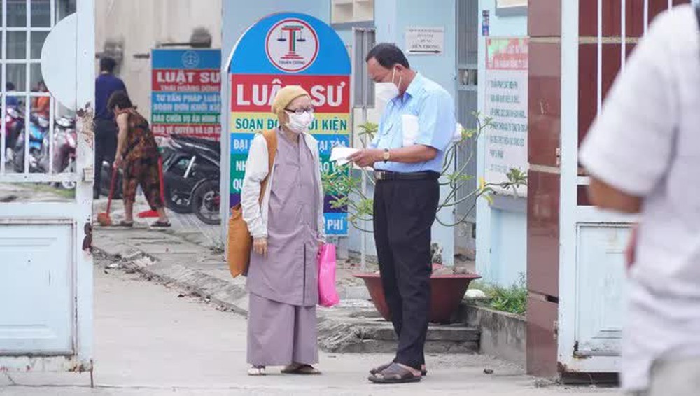 Mở lại phiên xét xử “Tịnh thất Bồng Lai”: Liên tục giải tán đám đông vây quanh tòa - Ảnh 5.