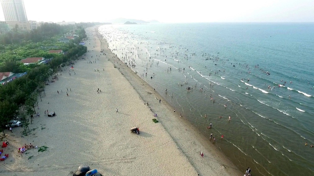 Di dời toàn bộ 220 ki-ốt dọc bờ biển để quy hoạch bãi biển Cửa Lò đẹp như mơ - Ảnh 1.