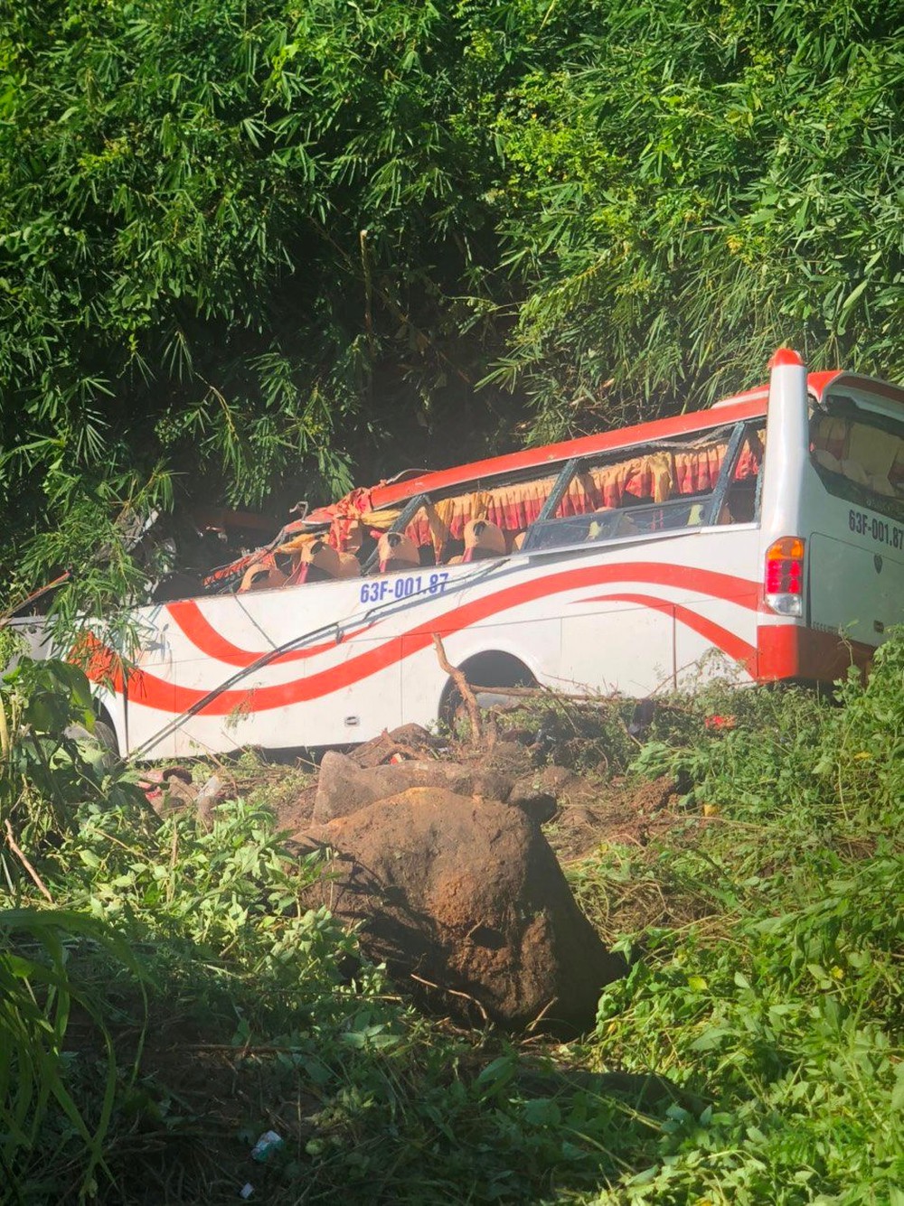 Hiện trường vụ xe khách chở 27 người lao xuống vực trên đèo Đại Ninh - Ảnh 1.