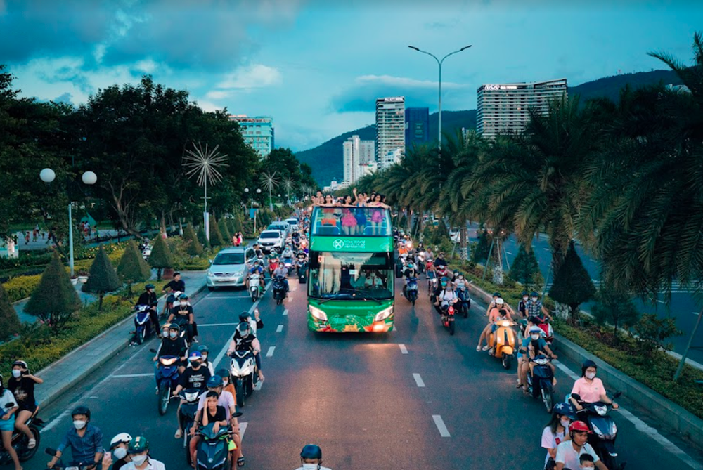 Diễu hành carnival đường phố của Miss World Vietnam 2022 người khen - kẻ chê - Ảnh 2.