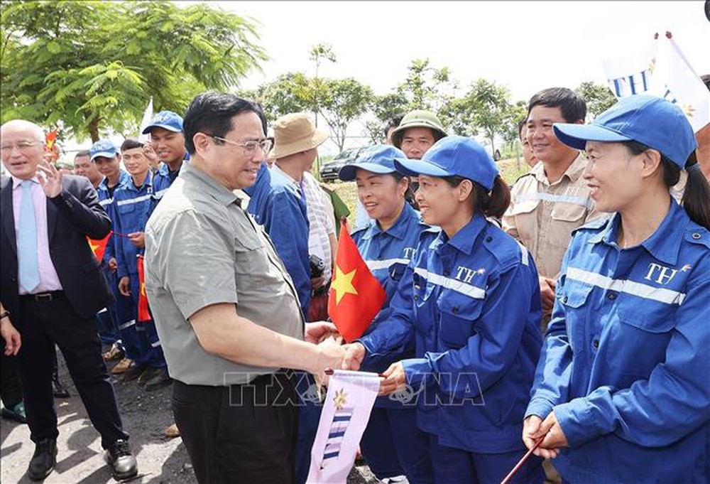  Thủ tướng thăm vùng sản xuất nông nghiệp công nghệ cao tại Nghệ An  - Ảnh 2.