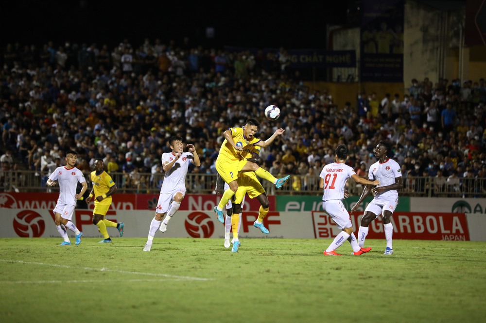 TRỰC TIẾP Bóng đá SLNA 3-0 Hải Phòng: Phan Văn Đức lập siêu phẩm xe đạp chổng ngược - Ảnh 1.