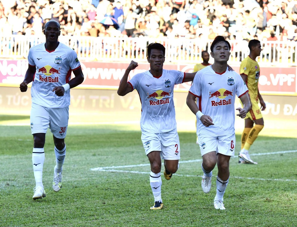 TRỰC TIẾP HAGL 2-0 Thanh Hóa: Văn Toàn liên tục tỏa sáng, HAGL hoàn toàn lấn lướt - Ảnh 1.