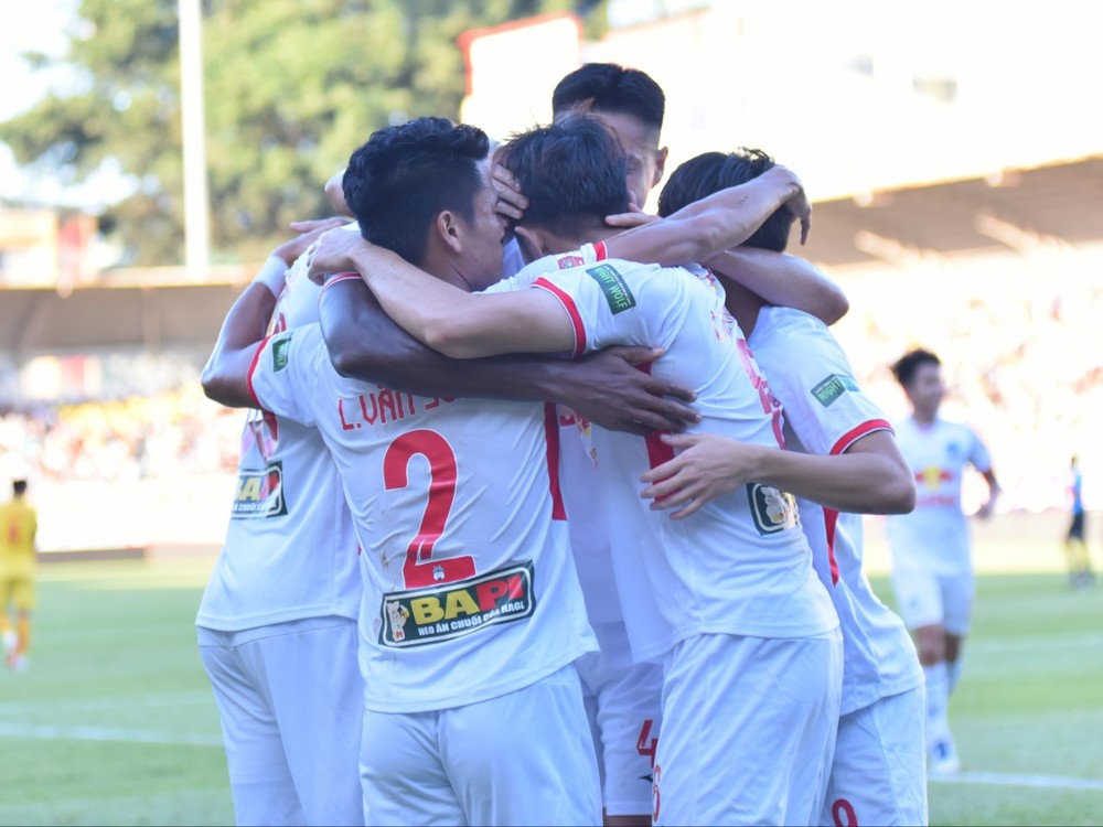 TRỰC TIẾP HAGL 1-0 Thanh Hóa: Văn Toàn ngã đẹp, Xuân Trường tỏa sáng trên chấm 11m - Ảnh 3.