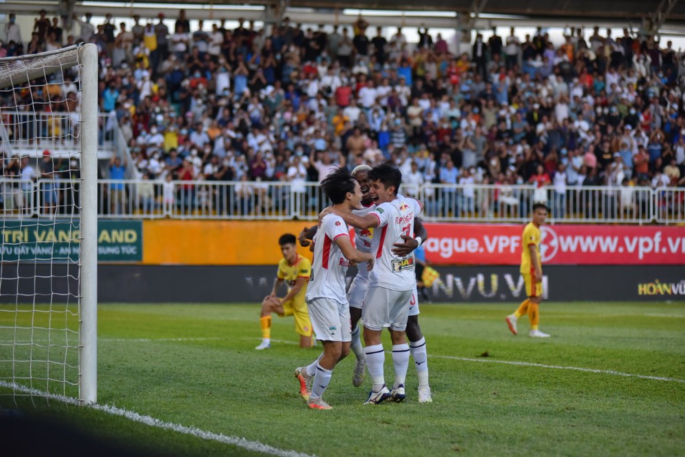 TRỰC TIẾP HAGL 2-0 Thanh Hóa: Văn Toàn liên tục tỏa sáng, HAGL hoàn toàn lấn lướt - Ảnh 2.