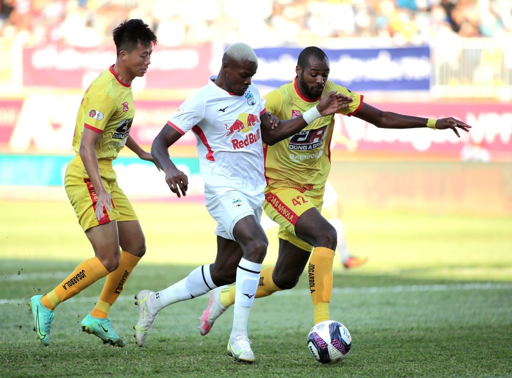 TRỰC TIẾP HAGL 1-0 Thanh Hóa: Văn Toàn ngã đẹp, Xuân Trường tỏa sáng trên chấm 11m - Ảnh 1.