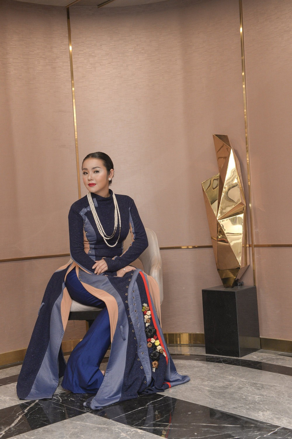 Hoa hậu Amy Lê Anh trình diễn áo dài - Ảnh 3.