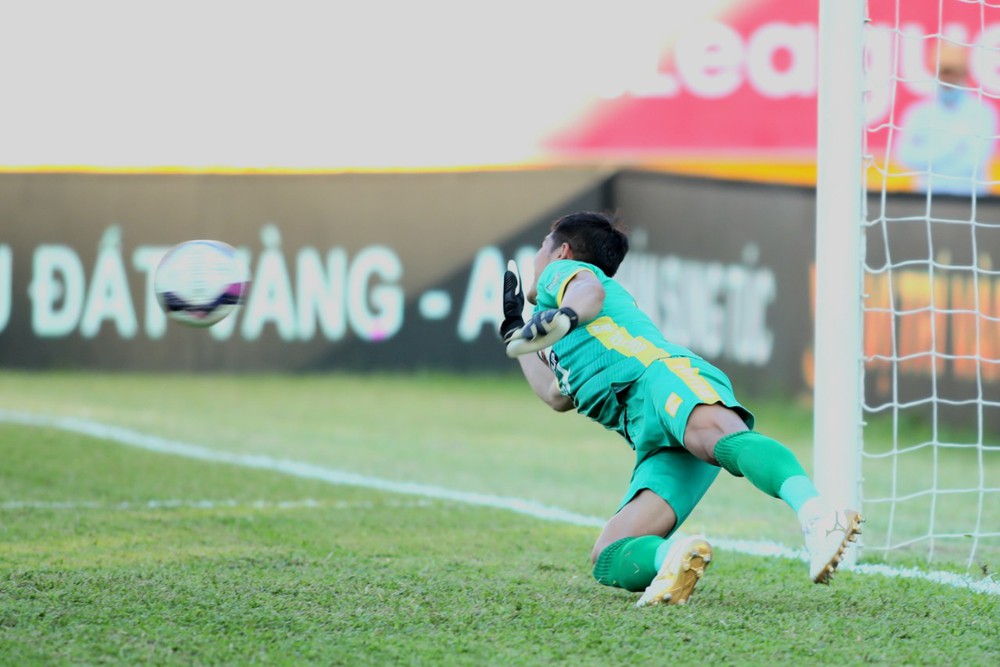 TRỰC TIẾP HAGL 1-0 Thanh Hóa: Văn Toàn ngã đẹp, Xuân Trường tỏa sáng trên chấm 11m - Ảnh 1.