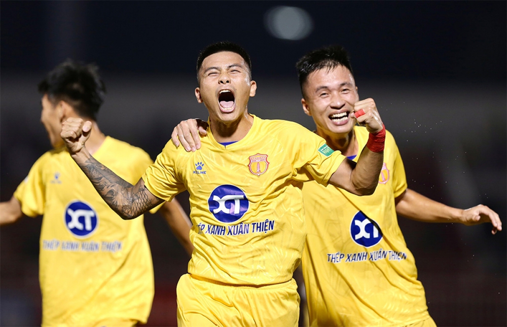 HLV Văn Sỹ “kêu oan” cho học trò sau trận hòa kịch tính trước Sài Gòn FC - Ảnh 1.
