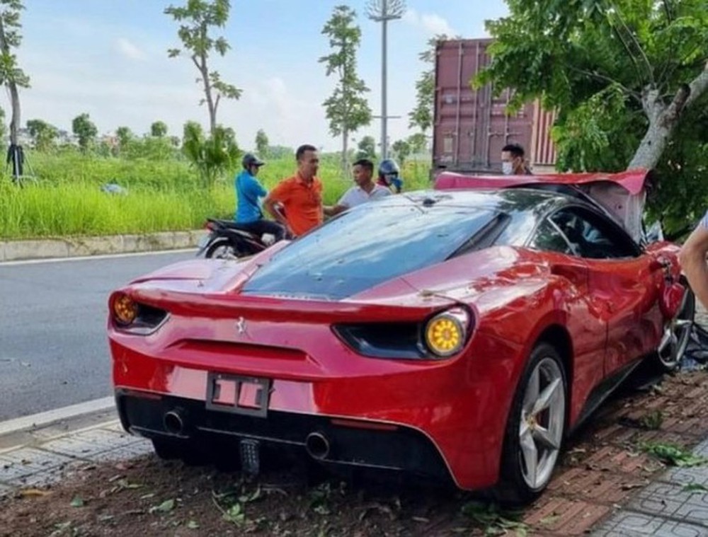  Ai phải bồi thường vụ siêu xe Ferrari tai nạn?  - Ảnh 1.